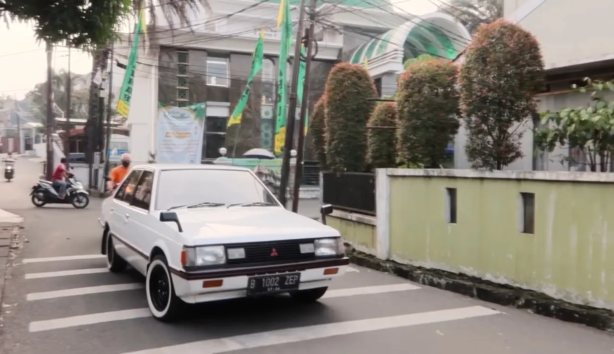 1984 Lancer SL berwarna putih menjadi koleksi mobil tua 1980an yang dimilikinya. Mobil ini memiliki kenyamanan kelas atas di masanya. (Source: YouTube/Desta Natasha Family)