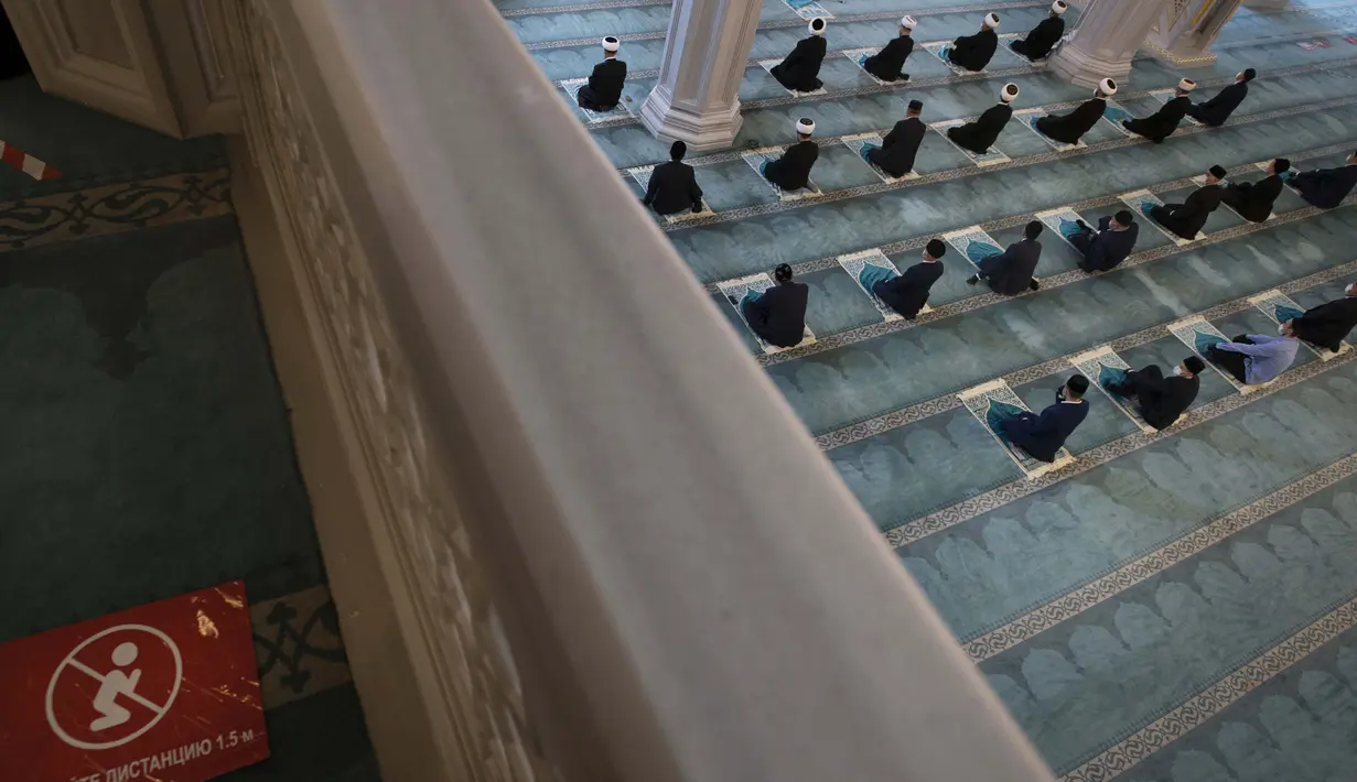 Para mullah mengenakan masker untuk mencegah penyebaran corona COVID-19 menghadiri salat Idul Adha sambil menjaga jarak sosial di Masjid utama yang hampir kosong di Moskow, Rusia pada 31 Juli 2020. (AP Photo/Alexander Zemlianichenko)