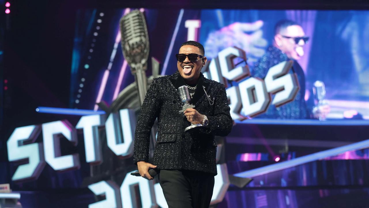 FOTO: Rizky Febian dan Adrian Khalif Raih Tiga Piala SCTV Music Awards 2026