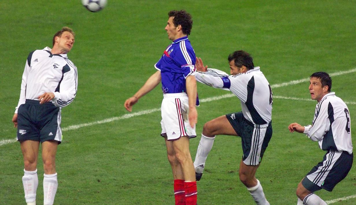 8. Laurent Blanc. Mantan bek Manchester United dan timnas Prancis ini terlihat sangat menonjol dengan balutan kaos kaki rendahnya dan pinggangnya yang tinggi. Tidak takut untuk berduel bola-bola bawah yang memperbesar peluangnya mendapat benturan dan cedera. (AFP/Jack Guez)