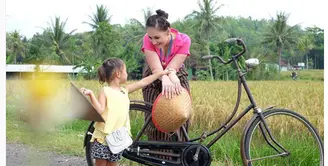 Libur panjang banyak yang dimanfaatkan untuk berlibur. Banyak selebriti Indonesia yang memanfaatkan long weekend ke luar negeri. Sedangkan Mona Ratuliu dan anak memanfaatkan wisata desa. (via Instagram/monaratuliu)