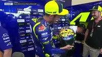 Valentino Rossi memperkenalkan desain helm terbaru dengan tema Back to Misano, disela sesi uji coba di San Marino, Italia, Sabtu (8/9/2018)