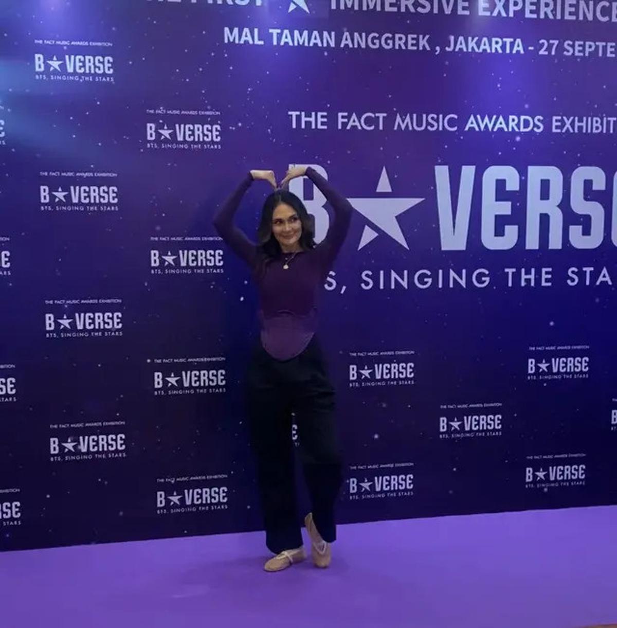 5 Gaya Publik Figur dengan Busana Ungu di Purple Carpet Pameran BTS BSTARVERSE
