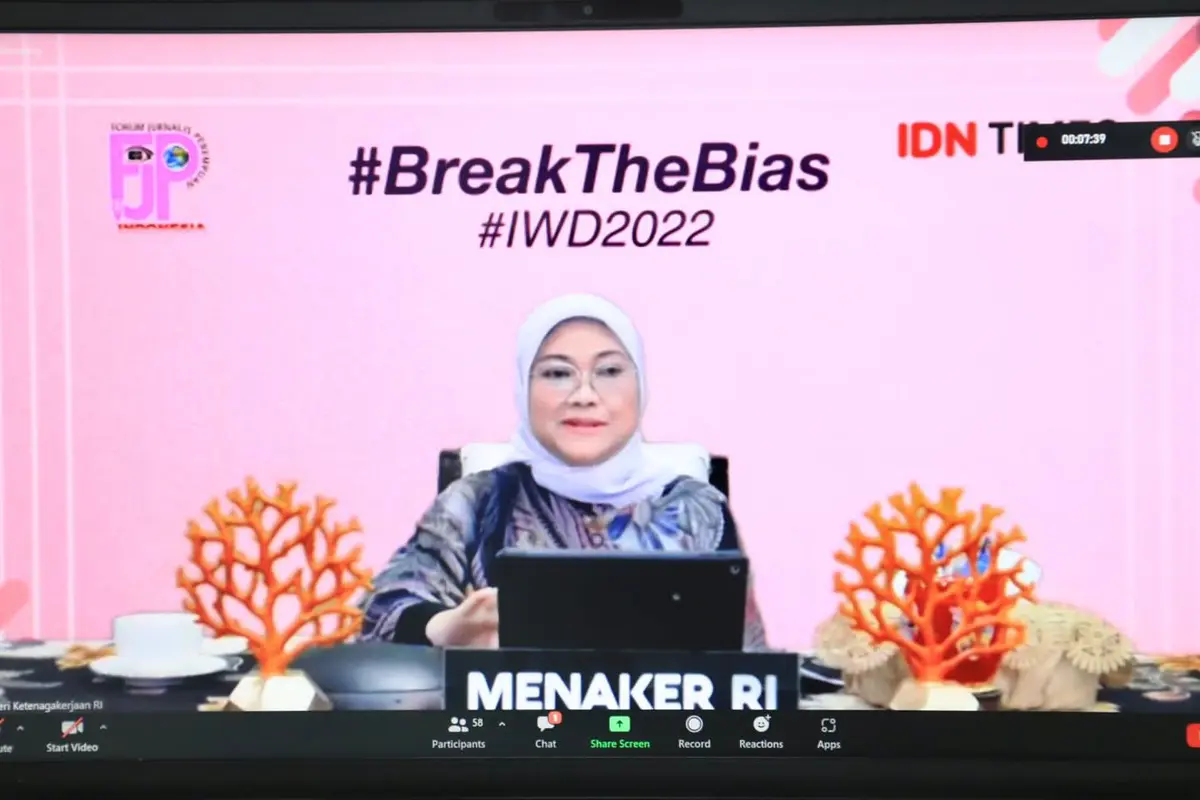 Menaker Ida Fauziyah saat menjadi pembicara dalam #Ngobrol Seru 'Jurnalis Perempuan Dobrak Bias dan Diskriminasi' di Jakarta