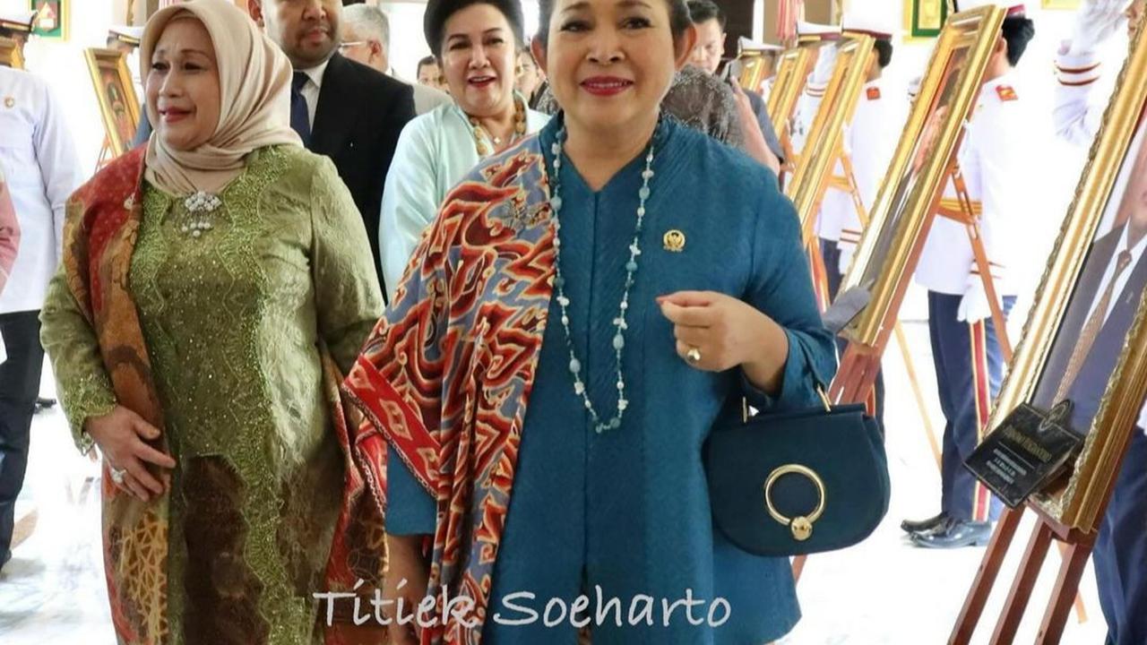 Gaya Kece Titiek Soeharto Foto Bareng Presiden Prabowo di Acara Sertijab Menhan