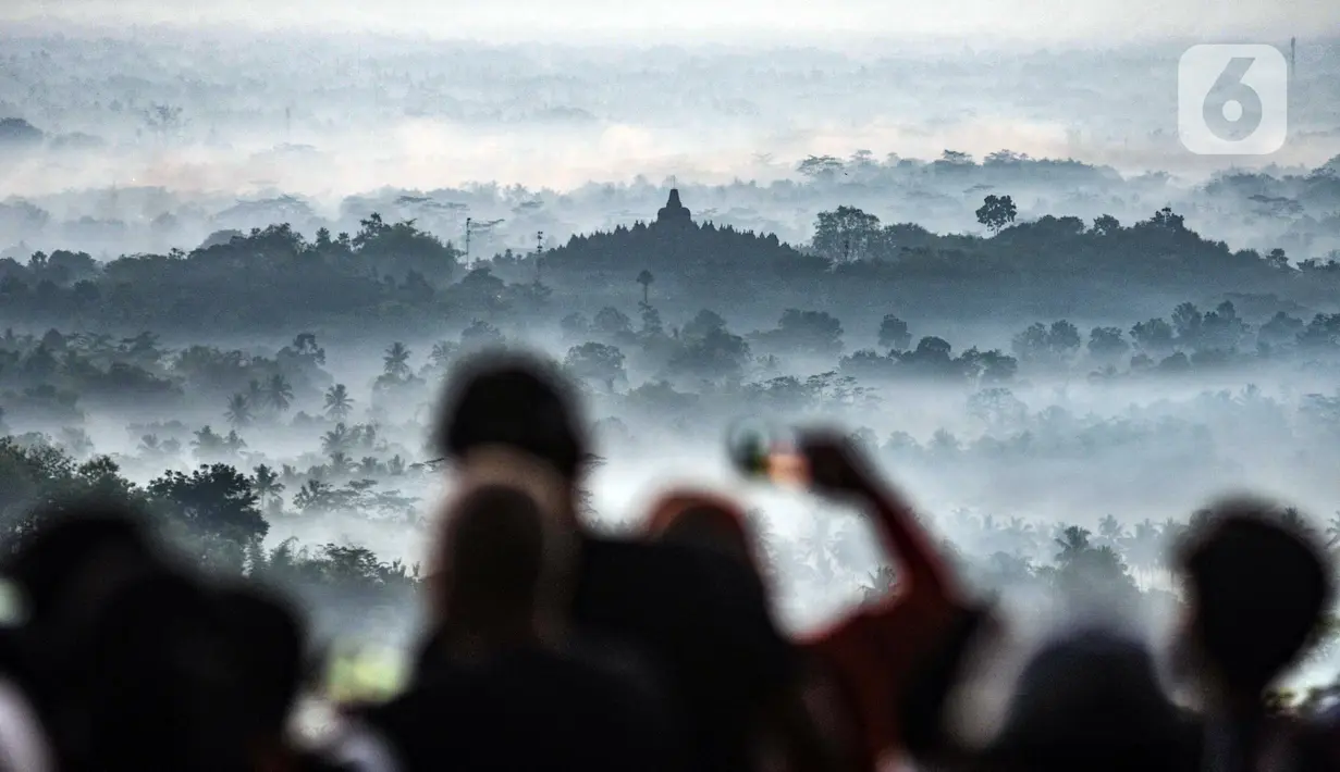 <p>Pemandangan Candi Borobudur saat matahari terbit atau sunrise di Punthuk Setumbu, Karangrejo, Magelang, Jawa Tengah, Senin (16/5/2022). Punthuk Setumbu menjadi destinasi favorit di Jawa Tengah, terlebih saat libur Waisak yang terkenal dengan keindahan alam Candi Borobudur dan sekitarnya saat matahari terbit. (merdeka.com/Iqbal S. Nugroho)</p>