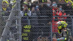 Meski hanya finish diurutan 10 dan gagal meraih podium di MotoGP Emilia Romagna, Rossi tetap menjalani acara perpisahan yang emosional dengan pendukungnya di Sirkuit Misano. (AP Photo/Antonio Calanni)