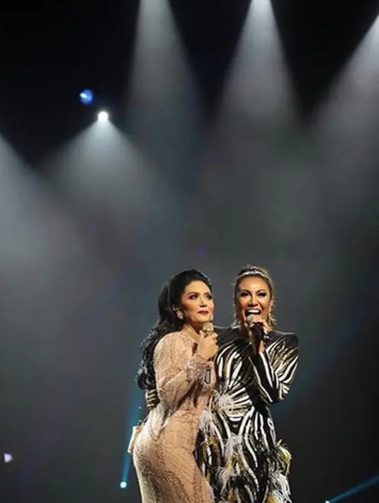 "Mungkin ya apresiasi dari masyarakat Malaysia yang besar. Dulu kan bisa dibilang saya sebulan tiga kali datang ke Malaysia. Saya terakhir konser di Malaysia juga 2014," ujar KD di gedug SMESCO, Jakarta Selatan, Jumat (3/3). (Instagram/krisdayantilemos)