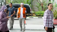 Gubernur nonaktif Aceh Irwandi Yusuf (tengah) saat tiba di Gedung KPK, Jakarta, Jumat (24/8). Irwandi Yusuf terlihat mengenakan kopiah berwarna merah putih dan sepatu sport. (Merdeka.com/Dwi Narwoko)