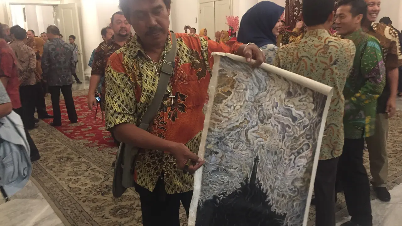 Santoso menunjukan lukisan yang ia berikan kepada Gubernur DKI, Anies Baswedan (Liputan6.com/M Radityo)