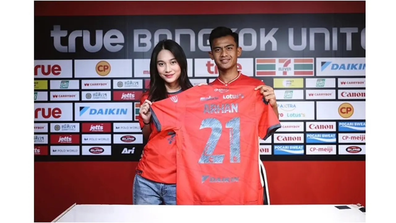 6 Potret Pratama Arhan Gabung Klub Thailand Bangkok United, Didampingi Azizah Salsha