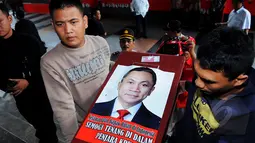 Aksi lembaga Jakarta Development Watch (JADEWA) menuntut penangkapan Zulkifli Hasan di Gedung KPK, Jakarta. Para pendemo tampak membawa foto Zulkifli Hasan,  Kamis (22/01/15). (Liputan6.com/Faisal R Syam)