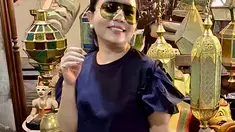 Mayangsari kedapatan terlihat jalan-jalan ke kota Solo. Tepatnya di pasar barang antik Triwindu, Mayangsari tampil klasik namun tetap elegan. (Liputan6.com/IG/@mayangsari.official)