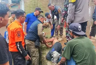 Seorang pria yang diduga mengalami gangguan jiwa alias ODGJ, nekat membacok tetangganya sendiri menggunakan sebilah golok. (Liputan6.com/Fira Syahrin)