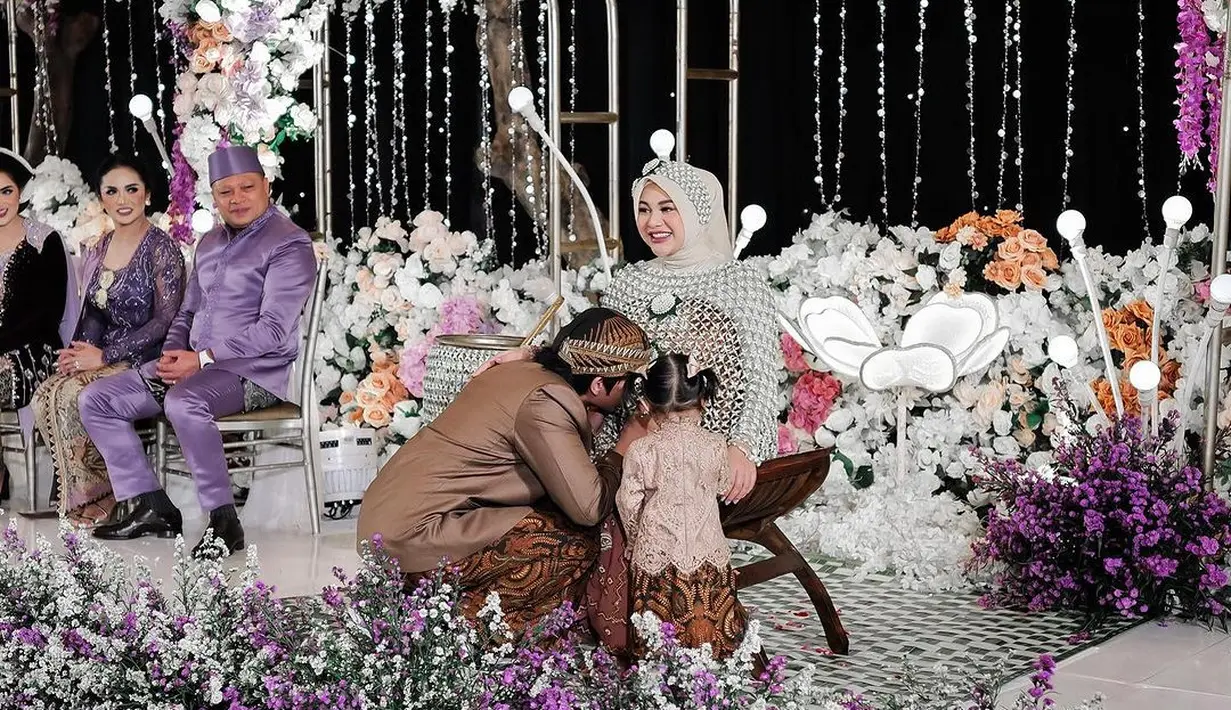 Acara mitoni Aurel Hermansyah dimulai dengan prosesi siraman.  [Instagram/aurelie.hermansyah]