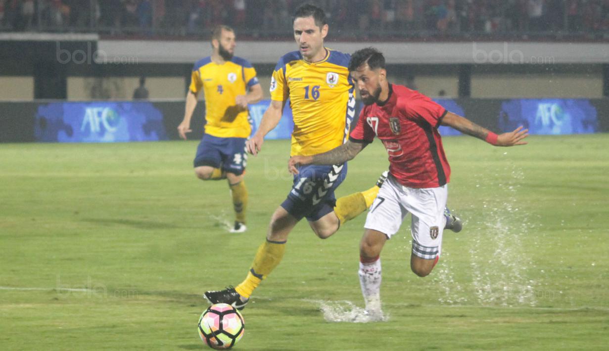 Gelandang Bali United, Stefano Lilipaly, menggiring bola saat melawan Tampines Rovers pada laga kualifikasi Liga Champions Asia di Stadion I Wayan Dipta, Gianyar, Selasa (16/1/2018). Bali United menang 3-1 atas Tampines Rovers.(Bola.com/Ronald Seger)
