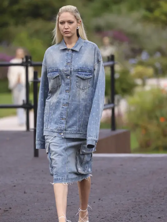 Gigi Hadid mengenakan kreasi untuk koleksi busana ready-to-wear Spring/Summer 2023 dari Givenchy yang dipresentasikan selama Paris Fashion Week di Paris pada Minggu, 2 Oktober 2022. Gigi tampil mengenakan rok midi bergaya utilitas dengan jaket kebesaran yang serasi. (Photo by Vianney Le Caer/Invision/AP)