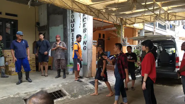 Korban Banjir di Pondok Gede Permai Bekasi Dapat Bantuan Alat-alat Sanitasi