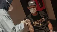 Striker PSS Sleman, Irfan Bachdim saat disuntik vaksin di Bandung, Kamis (8/4/2021). (Dok PSS Sleman)