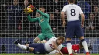 Kiper Manchester United David de Gea menyelamatkan gawanya saat melawan Tottenham Hotspur di Wembley, Minggu (13/1/2019). (AFP/Adrian Dennis)