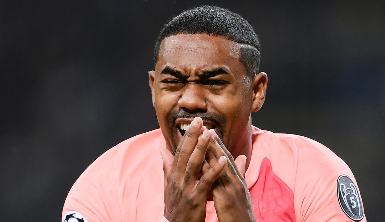 Gelandang Barcelona, Malcom, merayakan gol yang dicetaknya ke gawang Inter Milan pada laga Liga Champions di Stadion San Siro, Milan, Selasa (6/11). Kedua klub bermain imbang 1-1. (AFP/Marco Bertorello)