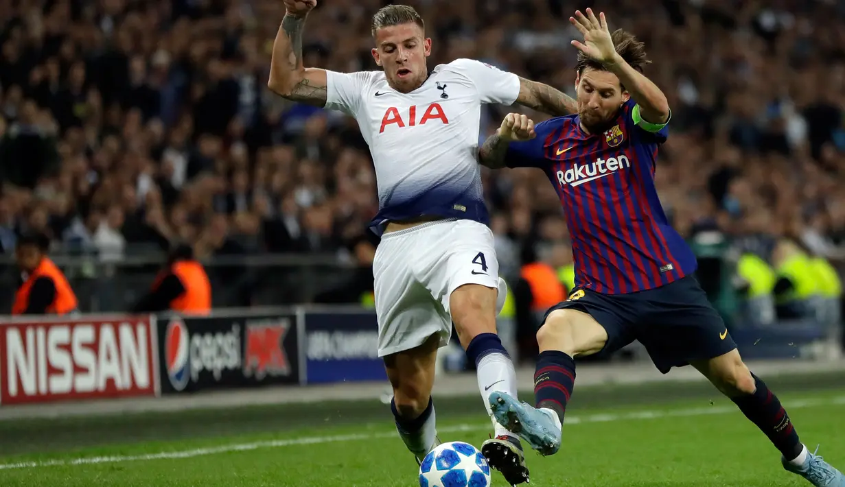 Pemain Barcelona, Lionel Messi (kanan) berebut bola dengan bek Tottenham Toby Alderweireld saat bertanding dalam Grup B Liga Champions di Stadion Wembley, London, Inggris, Rabu (3/10). Barcelona membantai Tottenham 4-2. (AP Photo/Kirsty Wigglesworth)