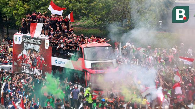 Foto: Pemandangan Menakjubkan! Begini Jadinya Ketika Bus Timnas Indonesia U-22 saat Melewati Ikon Kota Jakarta saat Kira87uara