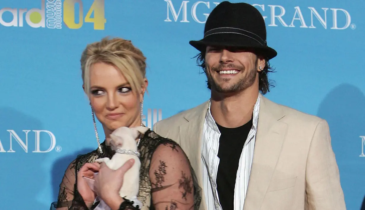 Britney Spears menjalin hubungan dengan Kevin Federline saat Kevin bertunangan dengan Shar Jackson dan miliki dua anak darinya. (Entertainment Tonight)