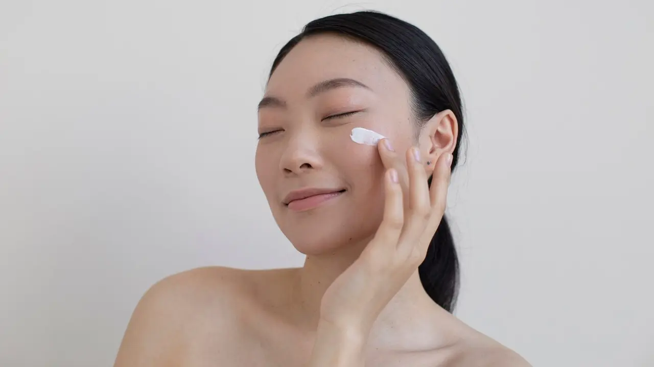 Tips Menggunakan Primer yang Benar Agar Makeup Terlihat Flawless - Cover