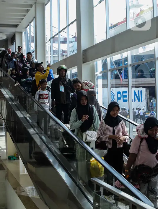 Pelayaran KM Dobonsolo dari Pelabuhan Tanjung Emas Semarang sejak Sabtu (13/4/2024) kemarin berjalan dengan aman dan lancar. (Liputan6.com/Angga Yuniar)