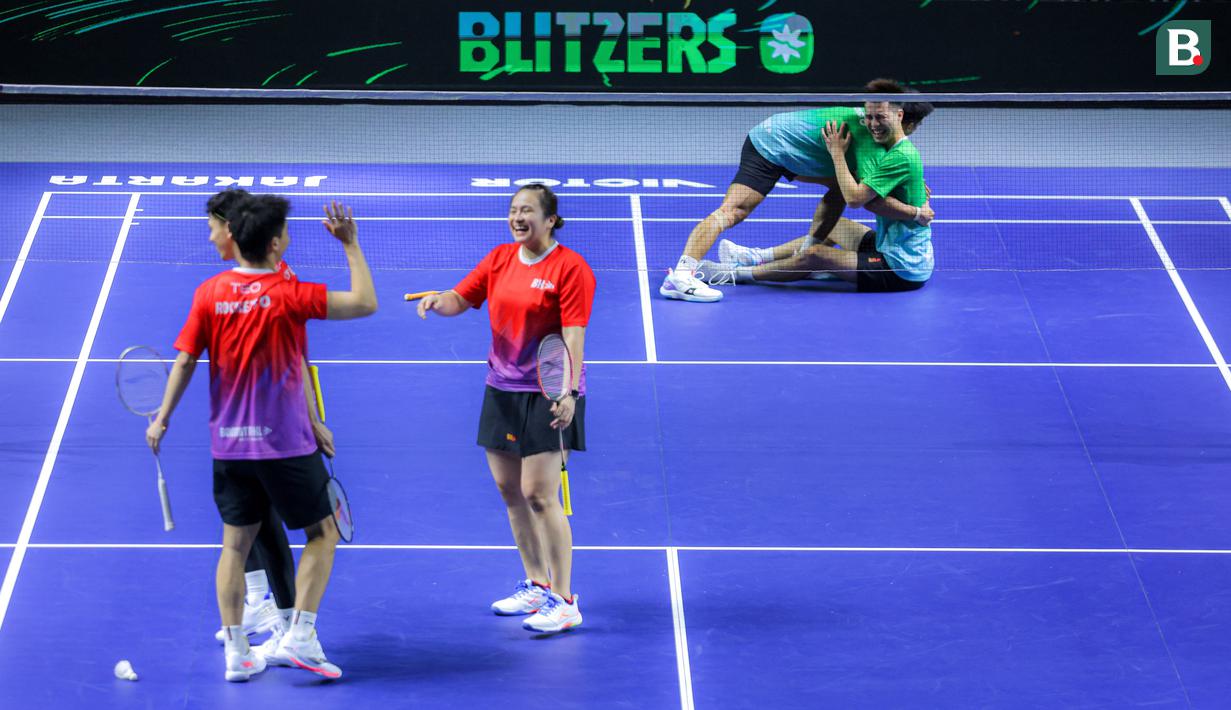 <p>Sabar Karyaman dan Ong Yew Sin dari Tim Blitzers merayakan kemenangan atas tim Rockets dalam laga pertama 3v3 Badminton XL 2025 yang berlangsung di Istora Senayan, Jakarta, Jumat (03/10/2025). (Bola.com/Bagaskara Lazuardi)</p>