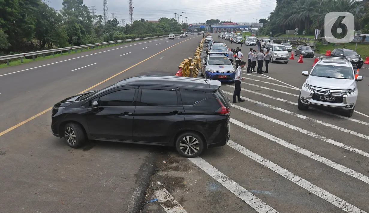 Kendaraan roda empat berplat ganjil memutar balik di pos sekat Gerbang Tol Bogor, Kota Bogor, Jawa Barat, Sabtu (6/2/2021). Pemerintah Kota Bogor mulai menerapkan aturan ganjil-genap di setiap akhir pekan bagi kendaraan roda dua maupun empat. (Liputan6.com/Herman Zakharia)