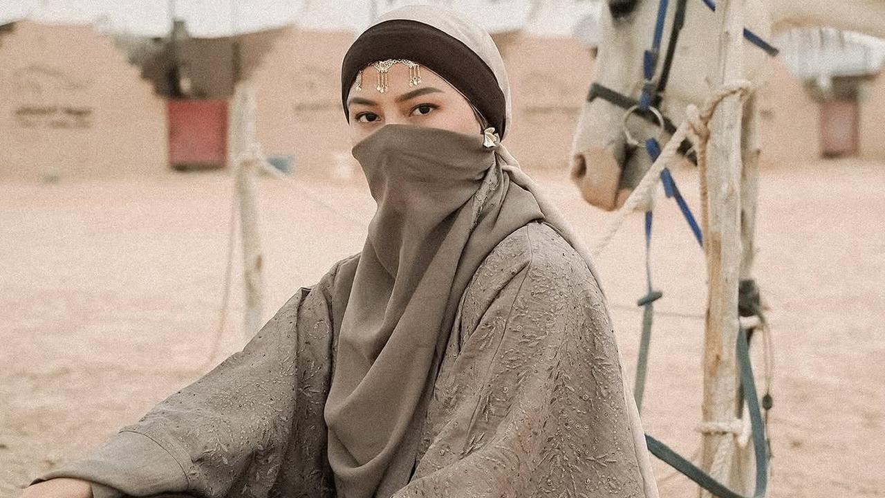 5 Potret Dara Arafah Berkuda dan Memanah di Gurun Pasir Ini Sukses Bikin Netizen Terpukau