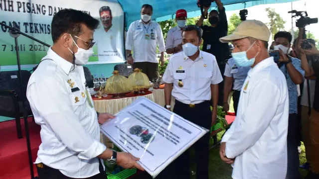 Mentan SYL Serahkan Bantuan Benih Pisang Hingga Alsintan