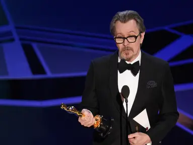 Gary Oldman memberi sambutan dalam Oscar 2018 di Dolby Theater, Los Angeles, Amerika Serikat, Minggu (4/3). Gary menerima penghargaan dalam kategori aktor utama pria terbaik. (Chris Pizzello/Invision/AP)