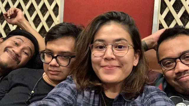 Jadi Manajer Sang Ayah, Ini 6 Potret Annisa Cikal Putri Iwan Fals yang Menawan