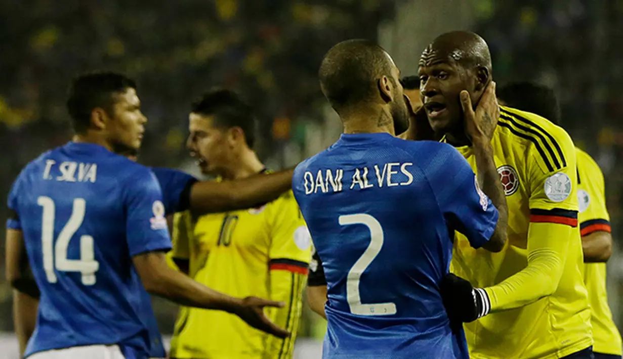 Dani Alves (kanan) bek Brasil terlibat argumentasi dengan pemain Kolombia. (AP Photo/Ricardo Mazalan)