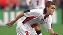 Saat diturunkan menggantikan Teddy Sheringham di menit ke-85 pada laga perdana menghadapi Tunisia (15/6/1998), Michael Owen tercatat sebagai pemain termuda Timnas Inggris yang tampil di ajang Piala Dunia. Saat itu ia baru berusia 18 tahun, 6 bulan dan 1 hari. (AFP/Daniel Garcia)