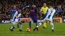 Lionel Messi saat melewati para pemain Espanyol pada lanjutan La Liga Spanyol di Camp Nou, (18/12/2016). Barcelona menang 4-1. (REUTERS/Albert Gea)