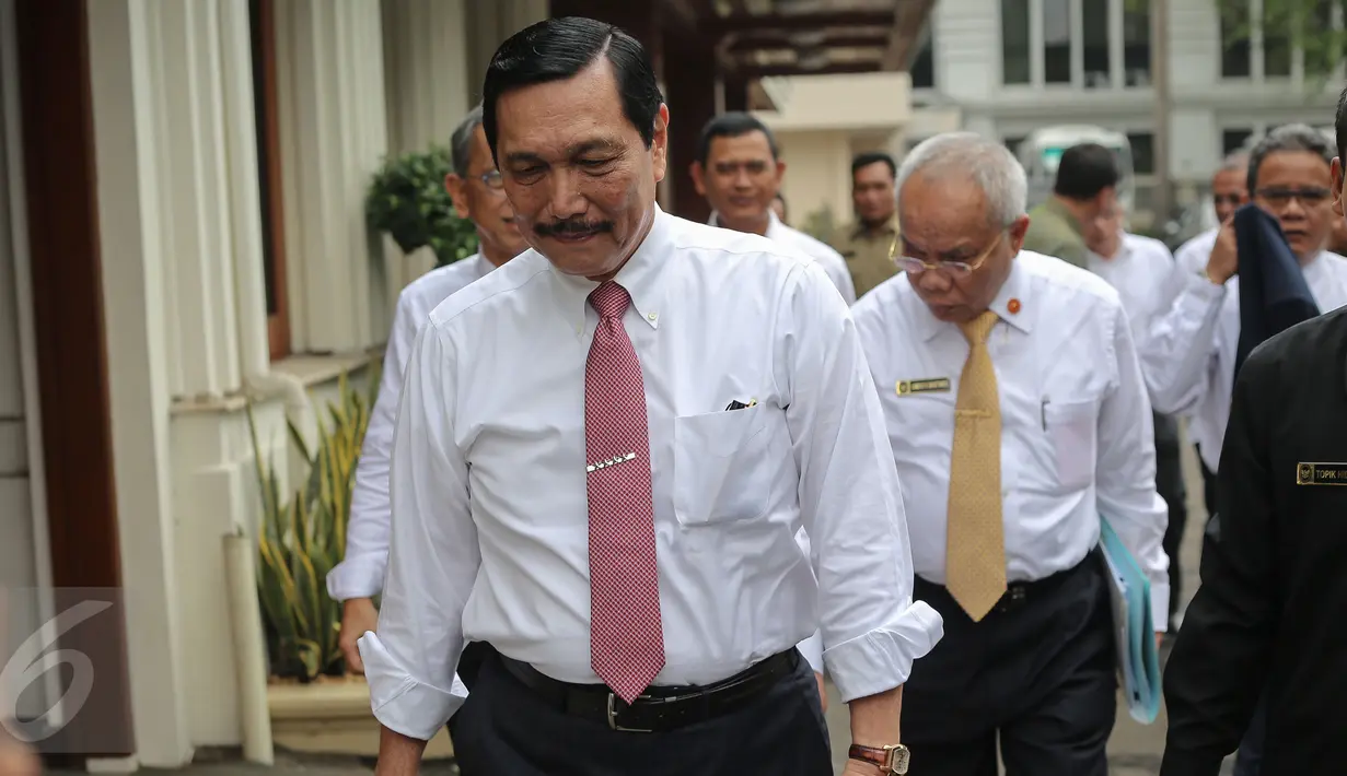 Menko Polhukam Luhut Panjaitan bersiap gelar jumpa pers pencatutan namanya dalam negosiasi Ketua DPR Setya Novanto-Freeport, di Jakarta, Kamis (19/11). Luhut menyebut dirinya tak tahu menahu dan tak pernah bicara urusan saham. (Liputan6.com/Faizal Fanani)