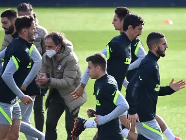 Pemain Atletico Madrid saat mengikuti latihan jelang menghadapi Lokomotiv Moscow pada laga matchday keempat Liga Champions di Estadio Wanda Metropolitano, Selasa (24/11/2020). Atletico Madrid akan menghadapi Lokomotiv Moscow. (AFP/Gabriel Bouys)