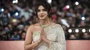 Aktris Priyanka Chopra menyapa penggemarnya saat tiba menghadiri Festival Film Internasional Marrakech ke-18 di Jemaa El Fnaa, Marrakech (5/12/2019). Priyanka Chopra tampil cantik memesona mengenakan busana sari emas dan brokat perak denga dengan kalung emas di lehernya. (AFP/Fadel Senna)