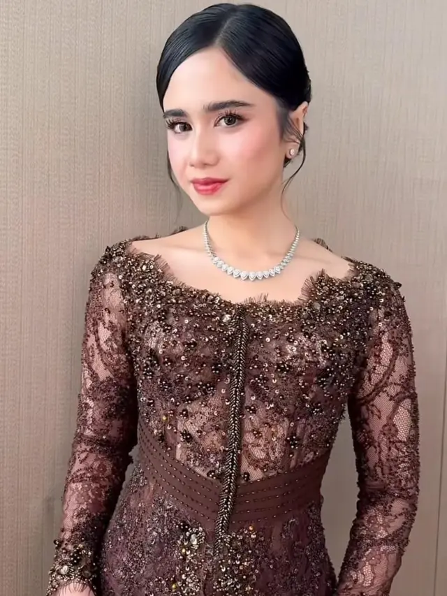 Inspirasi Kebaya ala Tissa Biani di Acara Pernikahan El Rumi dan Syifa Hadju