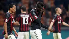 Para pemain AC Milan, terlihat kecewa usai bermain imbang 1-1 melawan Lazio pada lanjutan liga Italia serie A di Stadion San Siro, Millan, Senin (21/3/2016) dini hari WIB. (EPA/Matteo Bazzi)