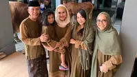 Ayu Ting Ting dan keluarga saat merayakan hari raya Idul Adha. (dok. Instagram @ayutingting92/https://www.instagram.com/p/B1AVBTXFwan/Putu Elmira)