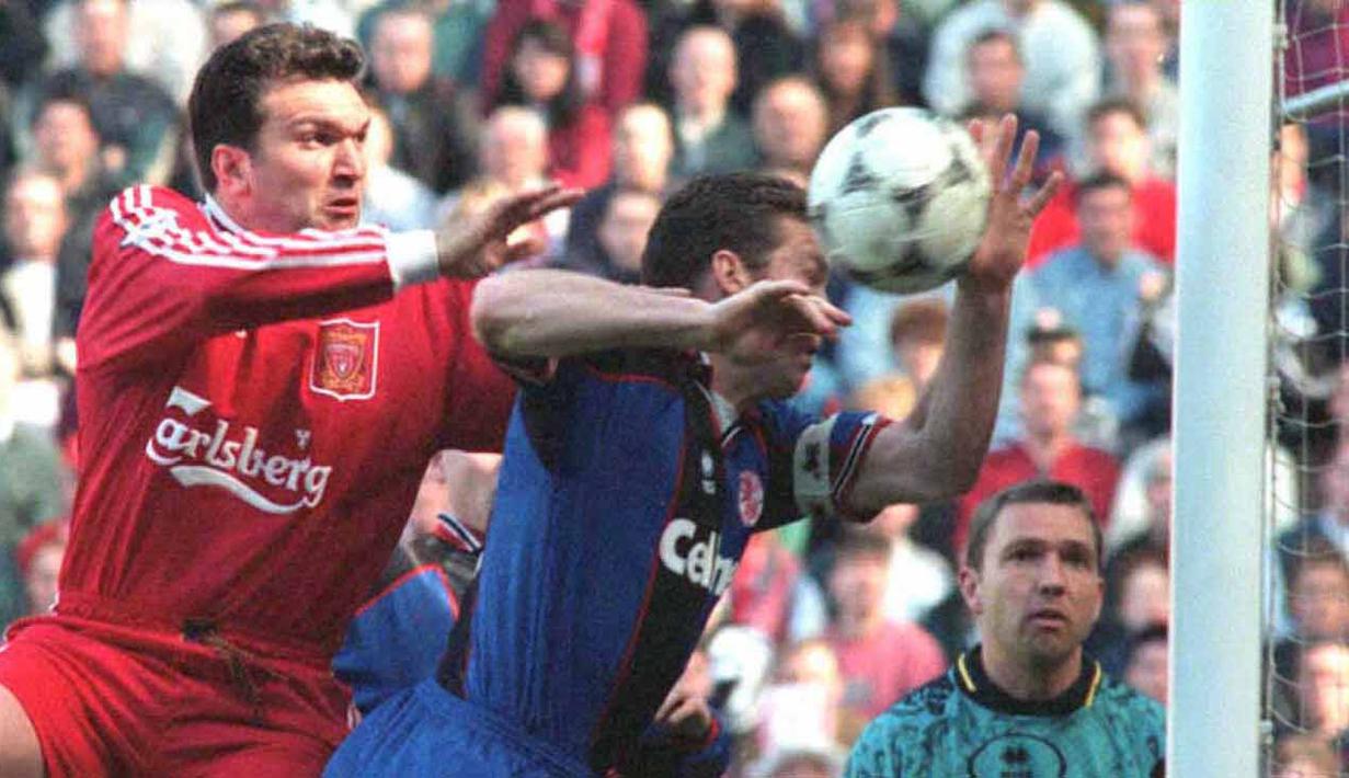 Neil Ruddock (kiri) pernah mengatakan kepada talkSPORT bahwa dirinya bermaksud mematahkan salah satu kaki Andy Cole, namun malah lebih parah dengan mematahkan kaki keduanya. Ia juga terlibat bentrokan dengan Viera dan Cantona, bahkan pernah mematahkan rahang Peter Beardsley. (AFP/John Giles)