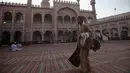 Jutaan Muslim di seluruh dunia, termasuk di Pakistan, mendapatkan kesempatan istimewa untuk melaksanakan ibadah itikaf mulai  Selasa, 11 April, yang menandai tanggal 20 Ramadhan. (AP Photo/Muhammad Sajjad)