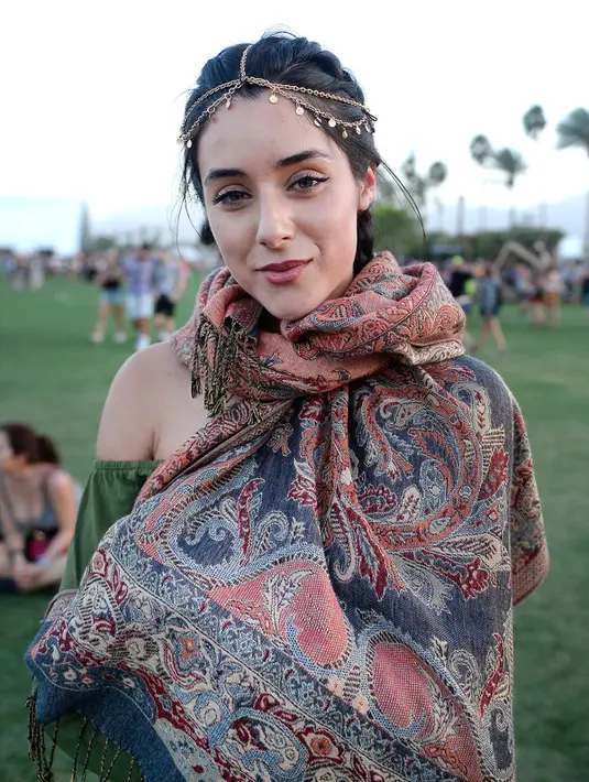 Seorang wanita tersenyum saat difoto saat menghadiri hari pertama Coachella Valley Music and Arts Festival 2016 di Empire Polo Club, Indio, California (15/4). Festival musik ini menampilkan hampir semua jenis musik. (AFP/Matt Cowan)