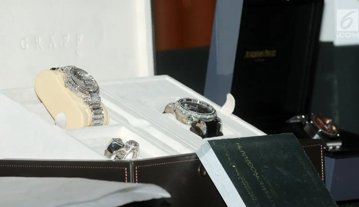 Jam tangan dan cincin mewah hasil gratifikasi yang dilaporkan ke KPK, Jakarta, Senin (4/6). Barang-barang tersebut hasil laporan kementerian, lembaga, penyelenggara negara, BUMN, hingga BUMD. (Merdeka.com/Dwi Narwoko)