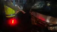 Anggota Satlantas Polres Metro Depok melakukan olah TKP kecelakaan yang menyebabkan pengendara sepeda motor meninggal dunia di Jalan Raya Citayam, Depok. (Foto: Dokumen Polres Metro Depok)